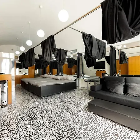 بيت شباب Unique Spa Sleeping Experience ليوبليانا